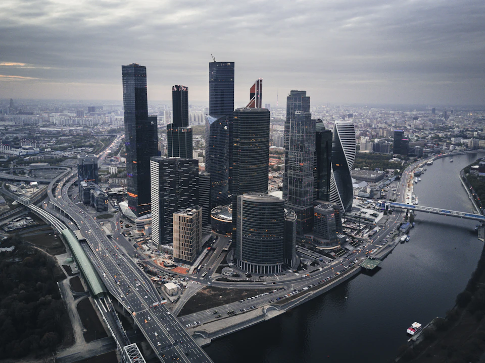 Вид сверху на Москву-Сити и городскую застройку
